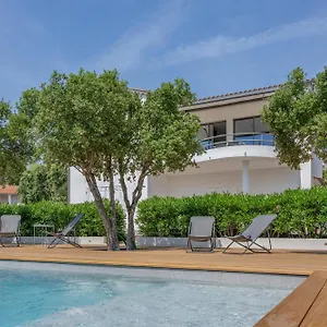 villa-prive-avec-jardin-vue-mer-4-6-pers-wifi.fr-provencehotel.com/